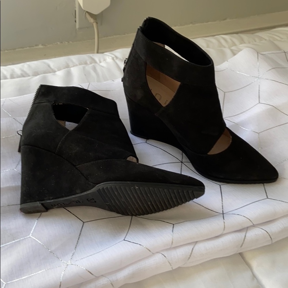 Stunning black shoes
